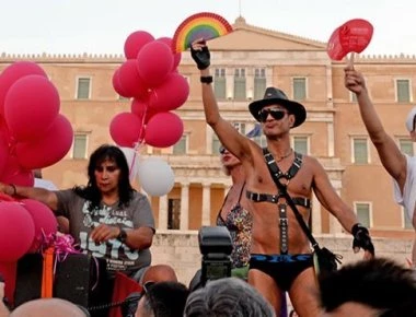 Σκηνές «ομοφυλόφιλης υπερηφάνειας» μπροστά στο Μνημείο του Αγνωστου Στρατιώτη με συμμετοχή ΣΥΡΙΖΑ, ΝΔ, ΠΑΣΟΚ κλπ.